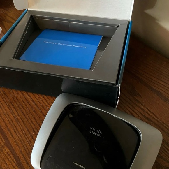 Cisco Linksys E2000 Advanced Wireless-N Router. Dual-Band 2.4 or 5 GHz - Picture 2 of 4